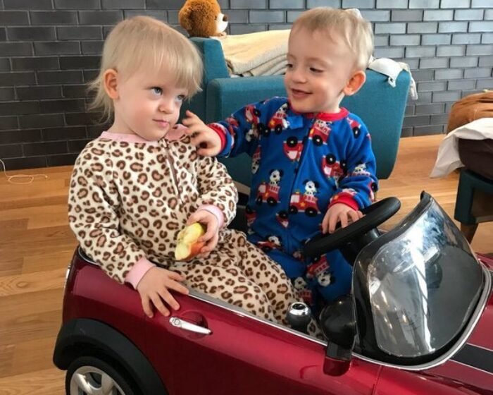 AMELIA ir HUGO 25 savaitės 795 g ir 970 g - ūgtelėję dvynukai žaislinėje mašinoje