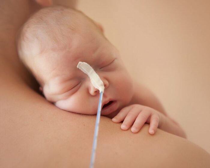 AMELIJA 26 savaitės 990 g - ūgtelėjusi Amelija pozuoja būdama pas tėtį ant peties