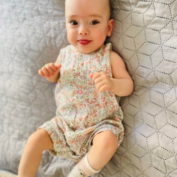 ISABELLA-23-savaites-415-g - ūgtelėjusi Isabella guli ant lovos
