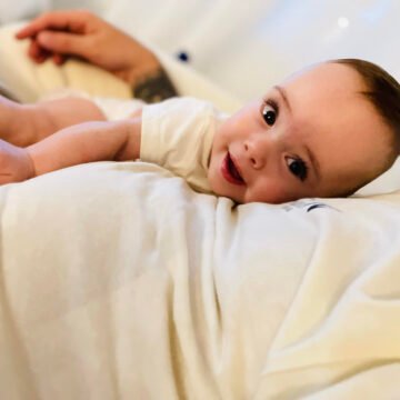ISABELLA-23-savaites-415-g-ūgtelėjusi Isabella pas tėtį ant pilvo