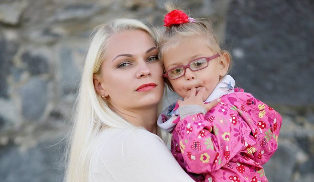 OLIVIA 24 savaitės 620 g - ūgtelėjusi Olivia su mama