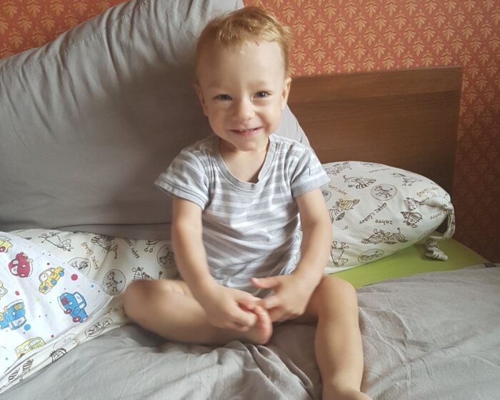 UGNIUS 23 savaitės 635 g - ūgtelėjęs Ugnius sėdi išsišiepęs lovoje