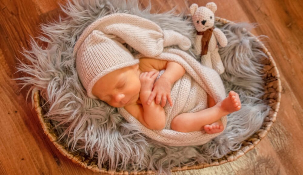 ABIGAILĖ 28 savaitės 1140 g ir AIRONAS 31 savaitė 1556 g - ūgtelėjusi Abigailė pozuoja gulėdama lovytėje lizdelyje