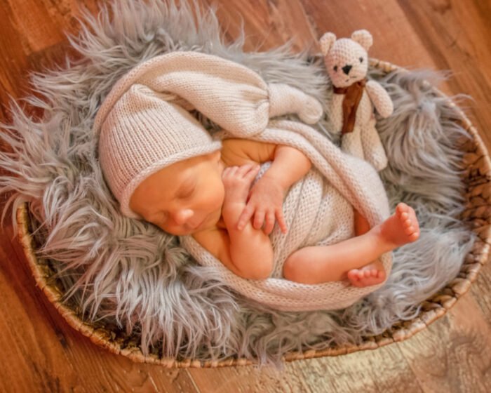 ABIGAILĖ 28 savaitės 1140 g ir AIRONAS 31 savaitė 1556 g - ūgtelėjusi Abigailė pozuoja gulėdama lovytėje lizdelyje