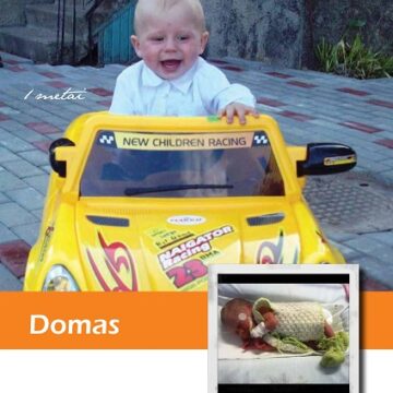 DOMAS 33 savaitės 1306 g - ūgtelėjęs Domas pozuoja vairuodamas mašinytę