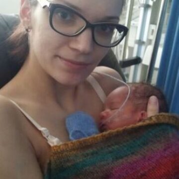 DOVYDAS 36 savaitės 2740 g - pirmosios akimirkos ligoninėje pozuoja besiglausdama prie mamos krūtinės