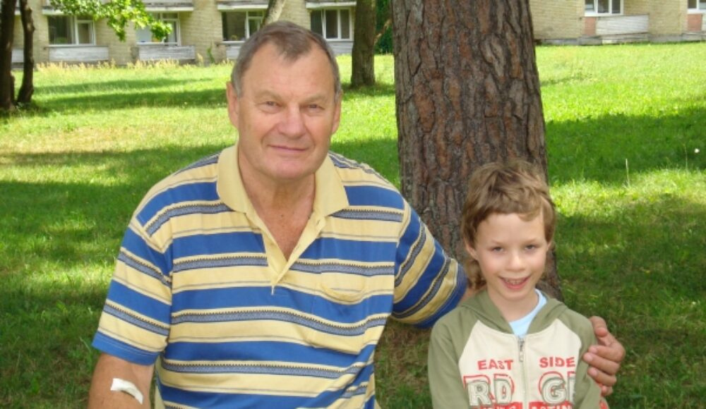DŽIUGAS 25 savaitės 840 g - ūgtelėjęs Džiugas pozuoja sėdėdamas parke