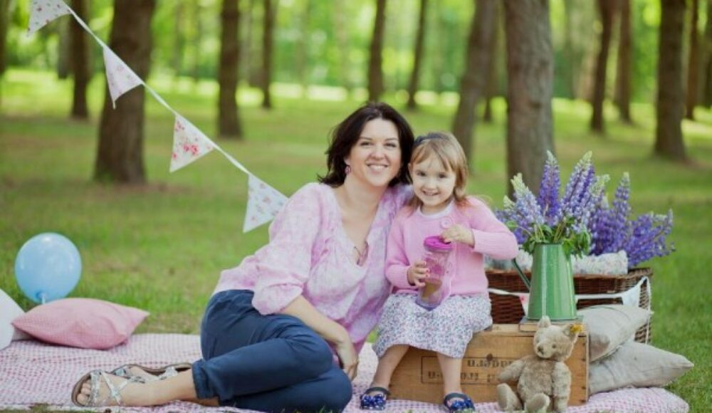 ELŽBIETA ONA 34 savaitės 2200 g - ūgtelėjusi Elžbieta Ona pozuoja kartu su mama