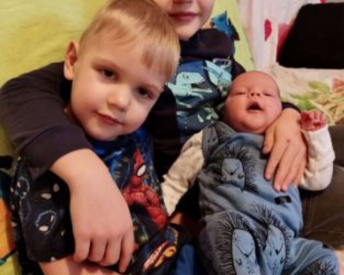 ERIKAS 33 savaitės 2100 g - ūgtelėjęs Erikas pozuoja kartu su savo dviem broliais