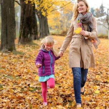 MARGARITA 26 savaitės 960 g - ūgtelėjusi Margarita su mama parke tarp rudeninių lapų