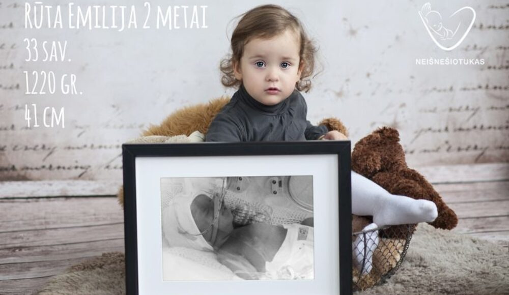 RŪTA EMILIJA 33 savaitės 1220 g - ūgtelėjusi Rūta Emilija pozuoja su savo nuotrauka