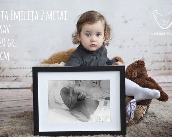 RŪTA EMILIJA 33 savaitės 1220 g - ūgtelėjusi Rūta Emilija pozuoja su savo nuotrauka
