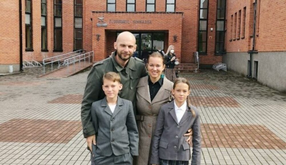 VASARIS ir VAKARĖ 27 savaitės 760 g ir 920 g - ūgtelėję dvynukai pozuoja prie mokyklos