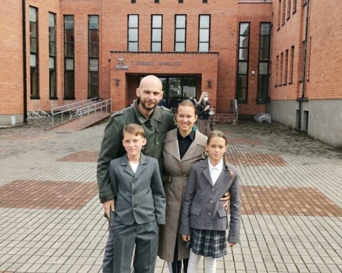 VASARIS ir VAKARĖ 27 savaitės 760 g ir 920 g - ūgtelėję dvynukai pozuoja prie mokyklos