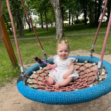 RUSNĖ 32 savaitės 1690 g - paaugusi Rusnė žaidimų aikštelėje