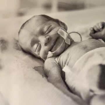 Paroda AŠ ČIA antroji nuotrauka su labai mažu neišnešiotuku