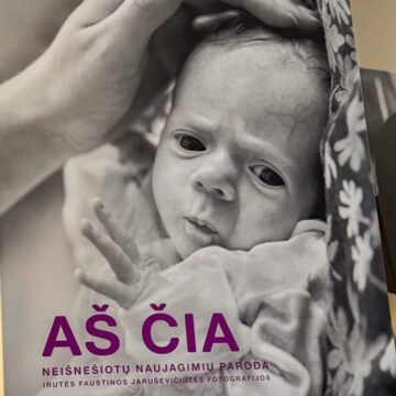 Paroda AŠ ČIA pirmoji nuotrauka su labai mažu neišnešiotuku