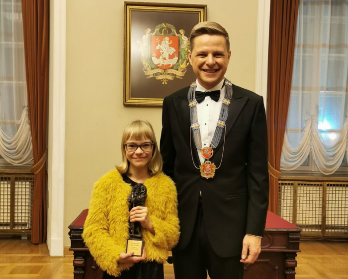 Astos Radzevičienės dukra Margarita su Vilniaus miesto meru Remigijumi Šimašiumi, gavusi Šv. Kristoforo apdovanojimą už rūpestį neišnešiotukais.