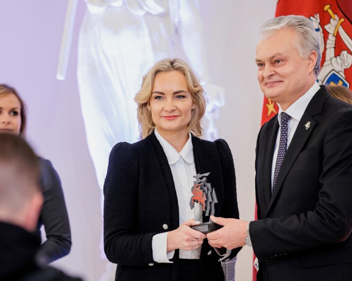 Asociacijos „Neišnešiotukas“ atstovė su Prezidentu Gitanu Nausėda per 2022 m. „Lietuvos galios“ apdovanojimus.
