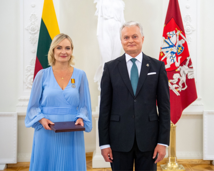 Asta Radzevičienė su Lietuvos Respublikos Prezidentu Gitanu Nausėda, gavusi Lietuvos didžiojo kunigaikščio Gedimino ordino medalį.