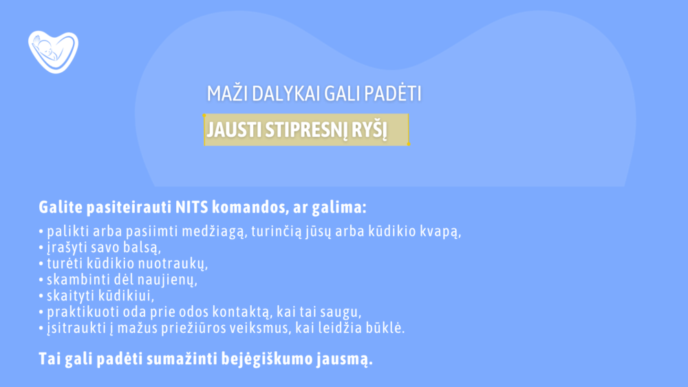 Lithuanian banner: headline 'Maži dalykai gali padėti jausti stipresnį ryšį' with a highlighted subheading and bullet list of tips about parenting and bonding, on a blue background with a baby icon on the left.