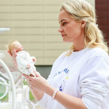 Asociacijos „Neišnešiotukas“ prezidentė rankose laiko neišnešioto naujagimio muliažą visu ūgiu.