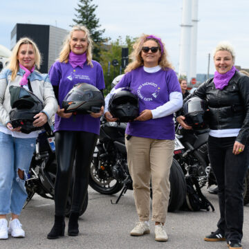 „Neišnešiotuko“ vadovė, dvi darbuotojos ir savanorė su motociklininkų šalmais renginyje „Purpurinis važiavimas už neišnešiotukus“.