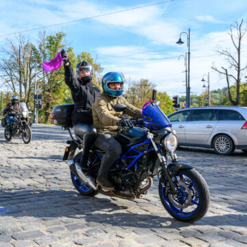 Motociklu važiuojantys du renginio „Purpurinis važiavimas už neišnešiotukus“ dalyviai. Asociacijos „Neišnešiotukas” vadovė Asta Radzevičienė važiuoja iškėlusi purpurinę skarelę.