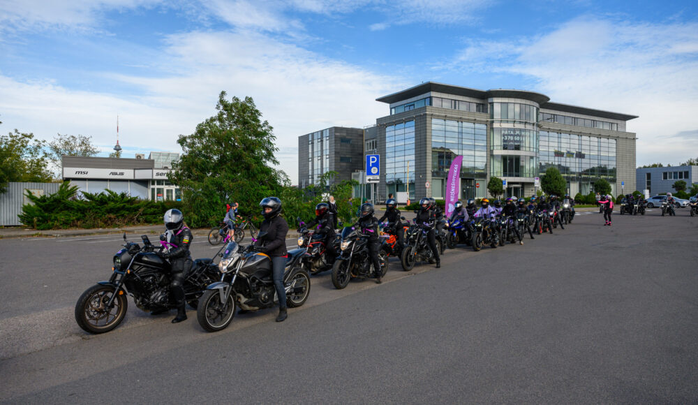 Motociklininkų kolona, susirinkusi į renginį „Purpurinis važiavimas už neišnešiotukus“.