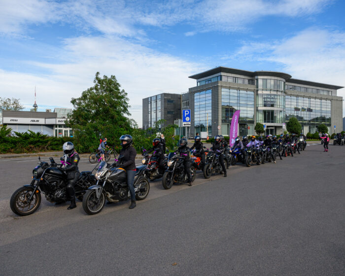 Motociklininkų kolona, susirinkusi į renginį „Purpurinis važiavimas už neišnešiotukus“.