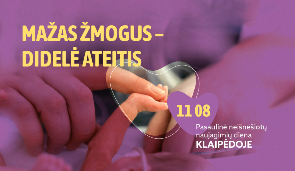 Mažas kūdikio rankų prisilietimas virš violetinio fono; geltoni įrašai „MAŽAS ŽMOGUS – DIDELĖ ATEITIS“.
