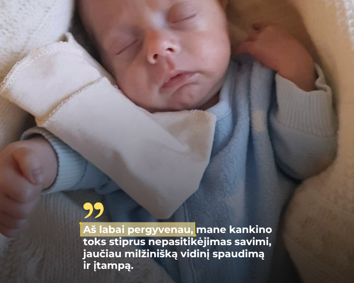 Miegantis kūdikis su mėlynais drabužėliais ir mamos išgyvenimus apibūdinančia citata apie nerimą, nepasitikėjimą savimi ir vidinę įtampą.