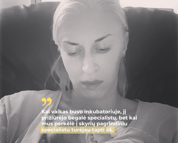 Nespalvota mamos su kūdikiu nuotrauka ir citata apie tai, kaip perkėlus vaiką iš inkubatoriaus į skyrių mama turėjo perimti pagrindinį rūpinimąsi juo.
